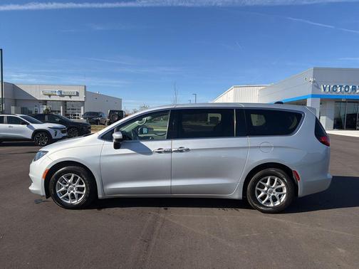 Silver Mist Clearcoat 2023 Chrysler Voyager LX