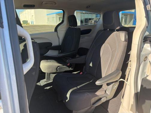 Silver Mist Clearcoat 2023 Chrysler Voyager LX