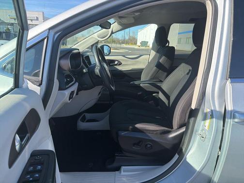 Silver Mist Clearcoat 2023 Chrysler Voyager LX