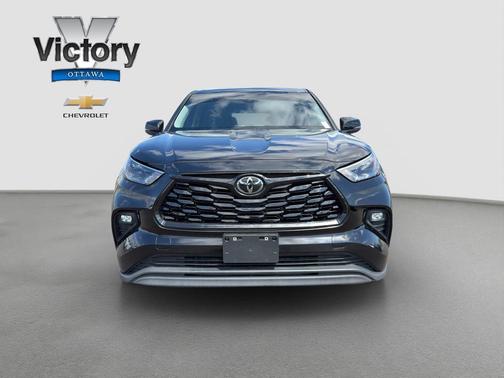 Midnight Black Metallic 2023 Toyota Highlander LE