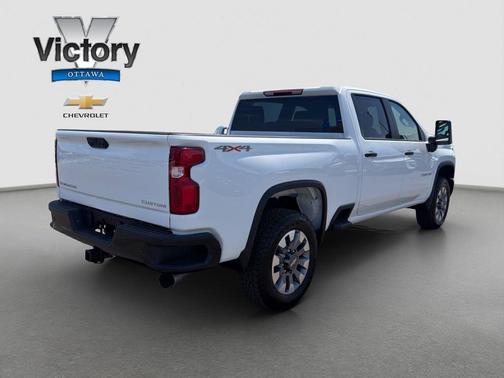Summit White 2026 Chevrolet Silverado 2500 Custom