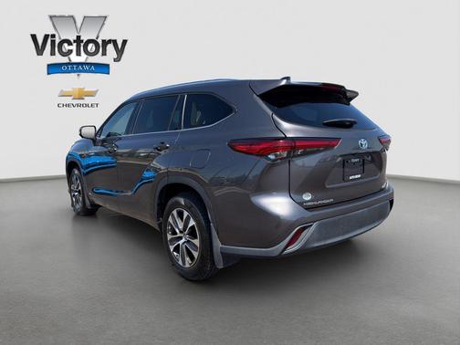 Magnetic Gray Metallic 2021 Toyota Highlander Hybrid XLE