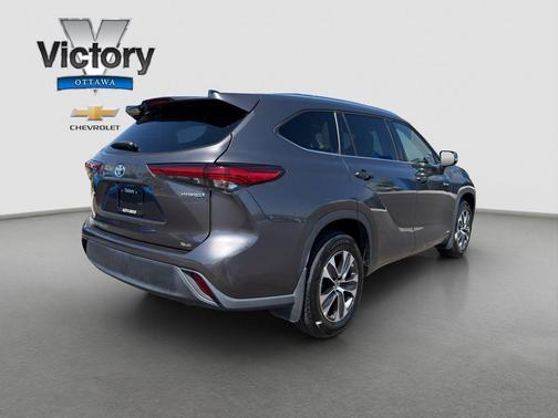 Magnetic Gray Metallic 2021 Toyota Highlander Hybrid XLE