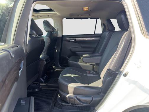 Wind Chill Pearl 2023 Toyota Highlander Hybrid Limited