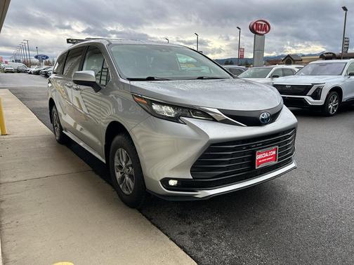 2025 Toyota Sienna XLE