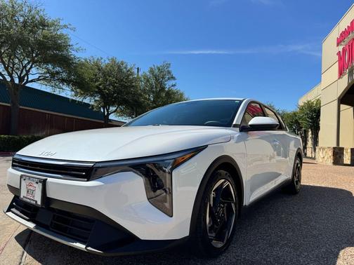 White 2025 Kia K4 EX