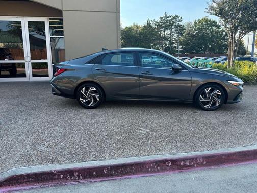 2025 Hyundai ELANTRA SEL