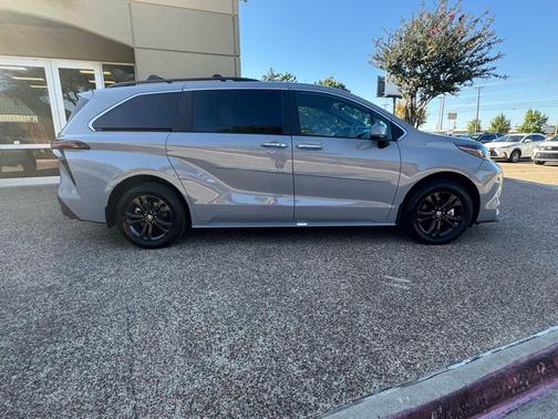 2024 Toyota Sienna Woodland Edition