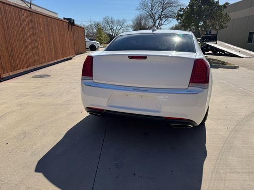 Bright White Clearcoat 2018 Chrysler 300 Touring