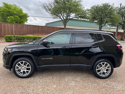 Diamond Black Crystal Pearlcoat 2022 Jeep Compass Latitude Lux