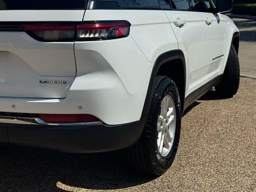 Bright White Clearcoat 2023 Jeep Grand Cherokee Laredo