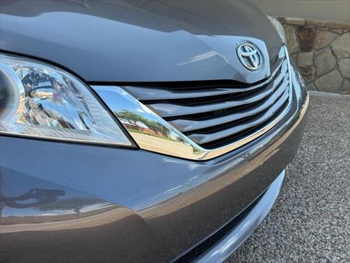 2016 Toyota Sienna LE