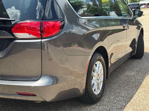 Granite Crystal Metallic Clearcoat 2022 Chrysler Voyager LX