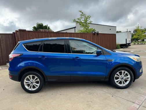 Lightning Blue Metallic 2017 Ford Escape SE