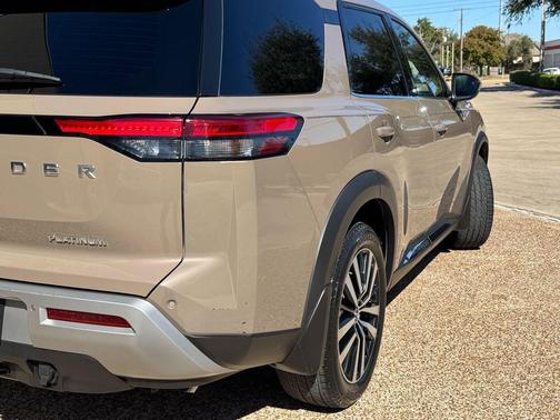 2024 Nissan Pathfinder Platinum FWD