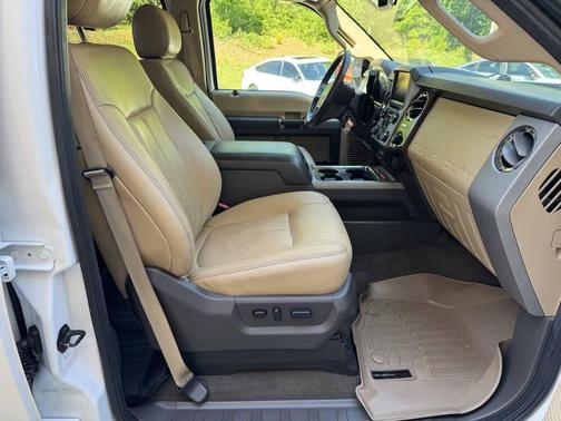 White 2016 Ford F-250 Lariat