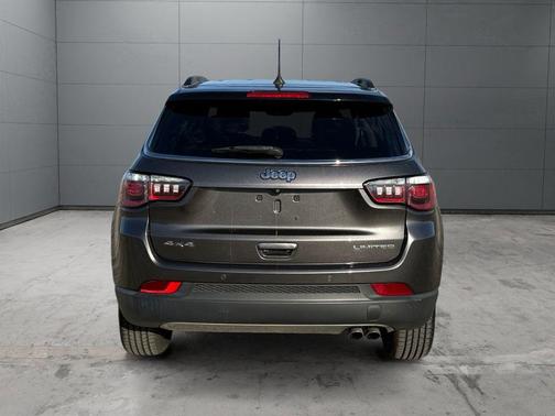 Granite Crystal Metallic Clearcoat 2018 Jeep Compass Limited