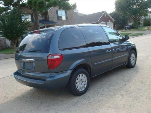 2006 Chrysler Town & Country Base