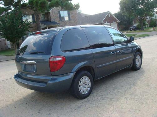 2006 Chrysler Town & Country Base
