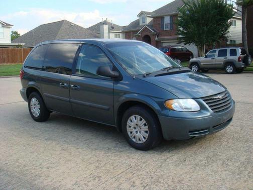 2006 Chrysler Town & Country Base