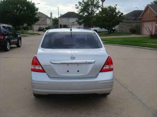 2011 Nissan Versa 1.8 S