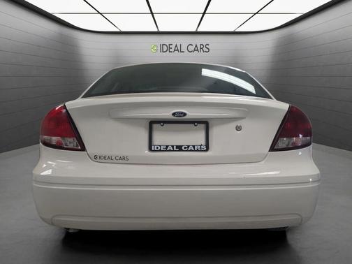 Vibrant White Clearcoat 2006 Ford Taurus SE