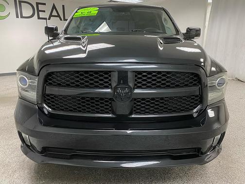 Brilliant Black Crystal Pearlcoat 2017 RAM 1500 Night Crew Cab 4x2 5'7' Box