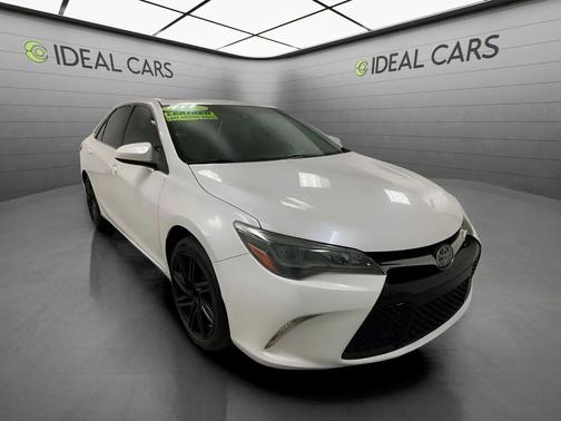 Blizzard Pearl 2017 Toyota Camry XSE