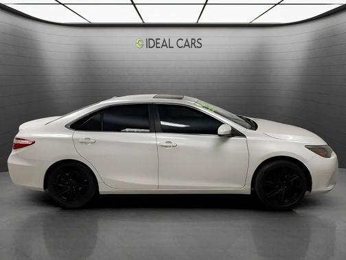 Blizzard Pearl 2017 Toyota Camry XSE