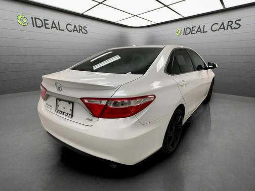 Blizzard Pearl 2017 Toyota Camry XSE