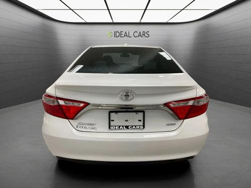 Blizzard Pearl 2017 Toyota Camry XSE
