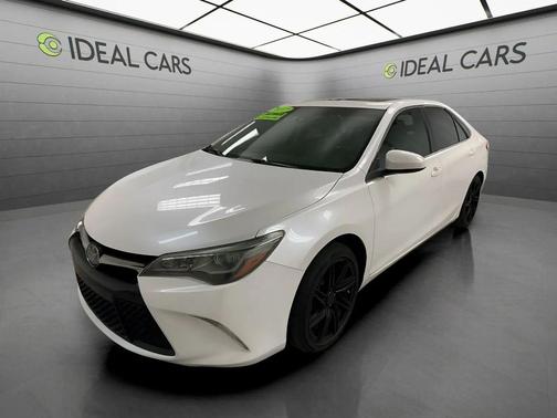 Blizzard Pearl 2017 Toyota Camry XSE