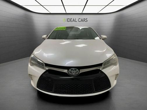 Blizzard Pearl 2017 Toyota Camry XSE
