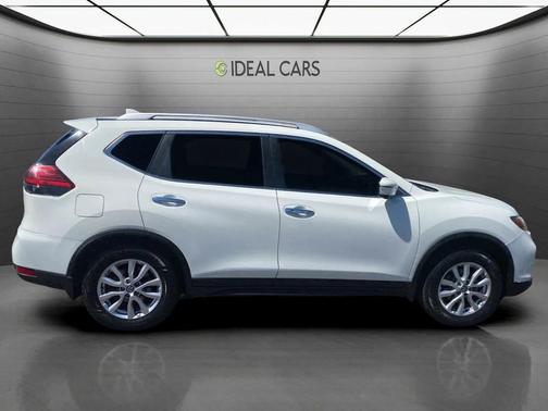 Pearl White 2017 Nissan Rogue SV