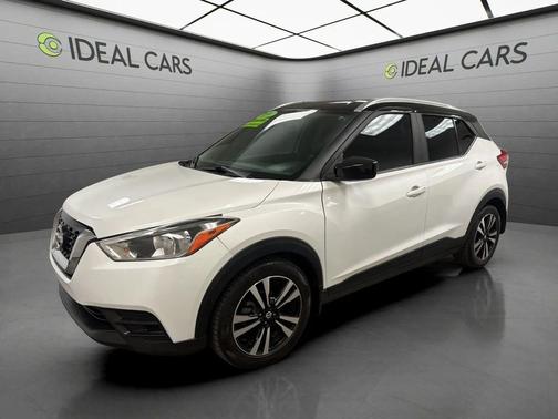 Aspen White/Super Black 2018 Nissan Kicks SV