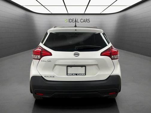 Aspen White/Super Black 2018 Nissan Kicks SV