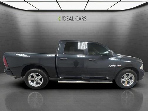 Brilliant Black Crystal Pearlcoat 2018 RAM 1500 Express