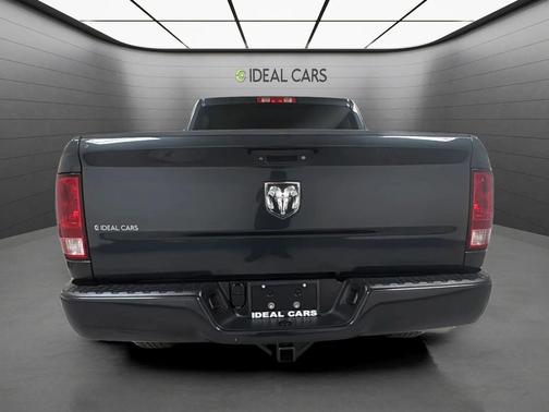 Brilliant Black Crystal Pearlcoat 2018 RAM 1500 Express