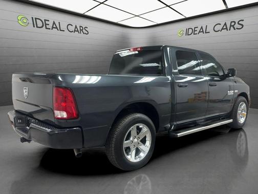 Brilliant Black Crystal Pearlcoat 2018 RAM 1500 Express
