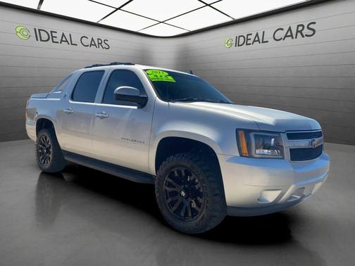 Silver Ice Metallic 2013 Chevrolet Avalanche LS