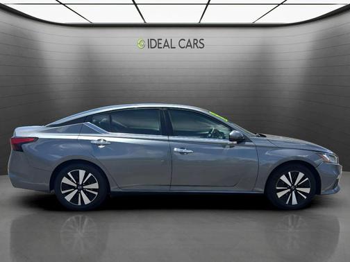 Brilliant Silver Metallic 2022 Nissan Altima 2.5 SV