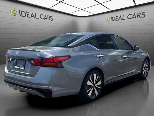 Brilliant Silver Metallic 2022 Nissan Altima 2.5 SV