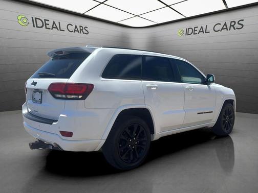 Bright White Clearcoat 2018 Jeep Grand Cherokee Laredo E