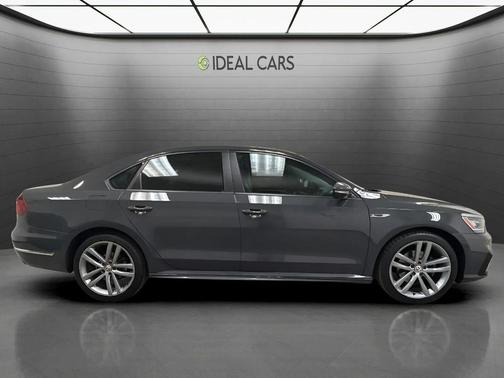 Platinum Gray Metallic 2018 Volkswagen Passat 2.0T R-Line