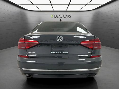 Platinum Gray Metallic 2018 Volkswagen Passat 2.0T R-Line