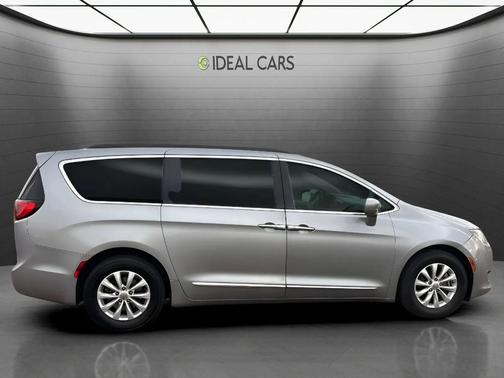 Billet Silver Metallic Clearcoat 2017 Chrysler Pacifica Touring-L