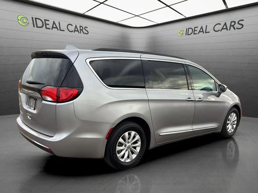 Billet Silver Metallic Clearcoat 2017 Chrysler Pacifica Touring-L