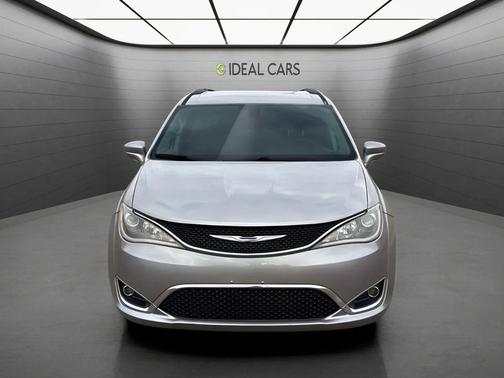 Billet Silver Metallic Clearcoat 2017 Chrysler Pacifica Touring-L