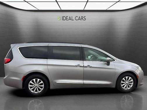 Billet Silver Metallic Clearcoat 2017 Chrysler Pacifica Touring-L