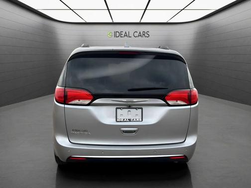 Billet Silver Metallic Clearcoat 2017 Chrysler Pacifica Touring-L